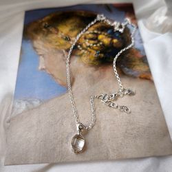 Rasos lašas ant smilgos